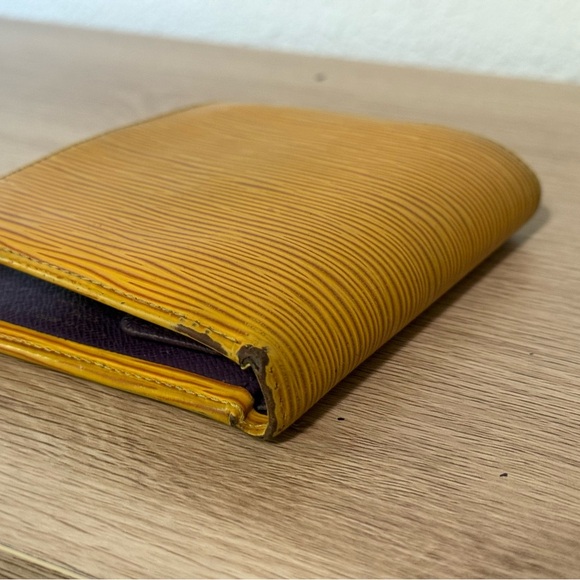 Authentic Vintage Louis Vuitton Epi Leather 1997 Porte-Billets Compact Wallet - Picture 12 of 12